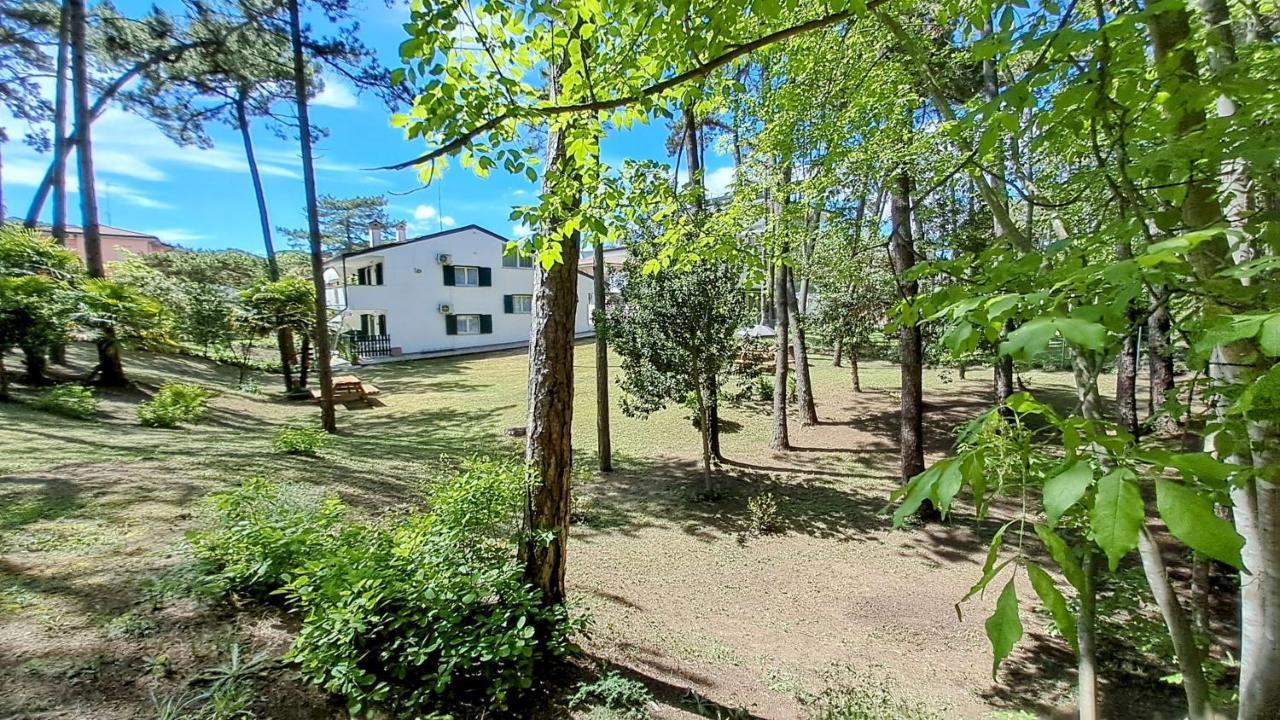 Villa Barbara Fra I Pini Lignano Sabbiadoro Exterior foto
